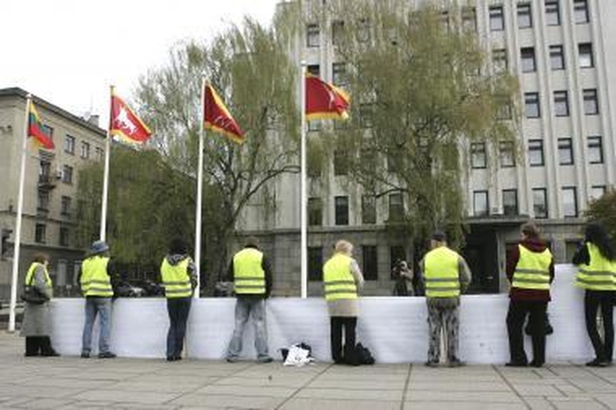 Pergalė: visą savaitę prie Kauno savivaldybės piketavo "Autrolio" darbuotojai, nepritariantys, kad transporto įmonės būtų sujungtos.