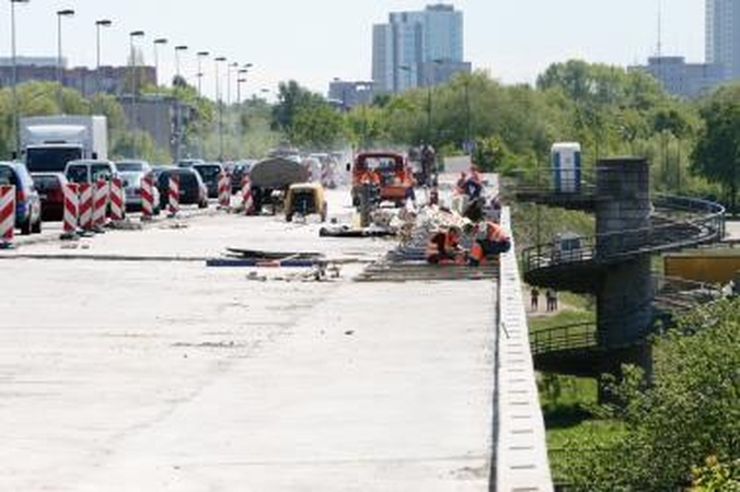 Nors statybininkai vis dar remontuoja Mokyklos gatvės viaduką, gali būti, kad netrukus statybvietė liks tuščia.