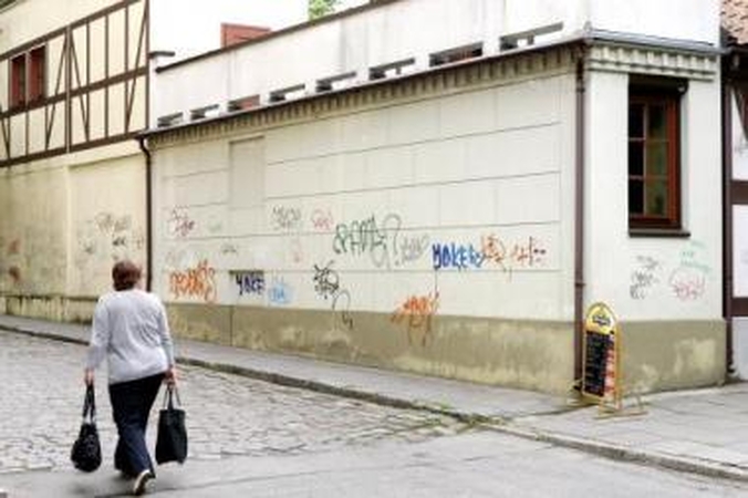 Atranka: už mokesčių mokėtojų pinigus "meno" kūriniai valomi tik nuo savivaldybei priklausančių pastatų sienų, kitų statinių savininkai piešiniais turi pasirūpinti patys.