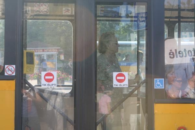Realybė: piniginių išmokų metų gale laukusiems valstybės tarnautojams teks susitaikyti – jų nebus.