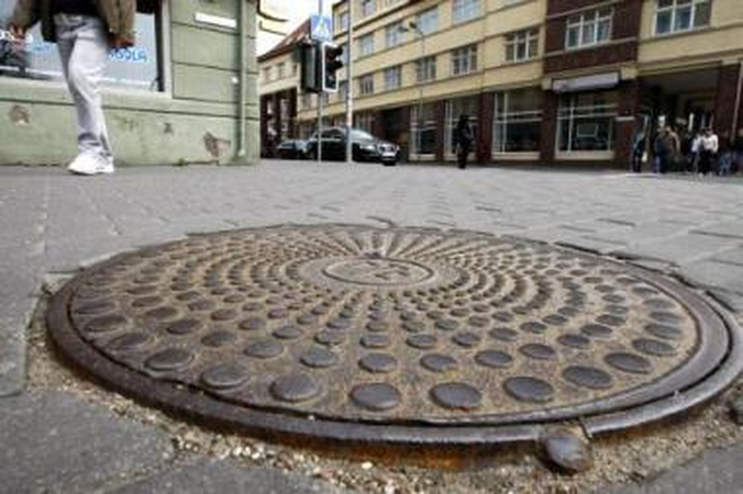 Suaktyvėjo: per savaitę metalo vagys iš uostamiesčio gatvių pavogė per 50 šulinių dangčių.