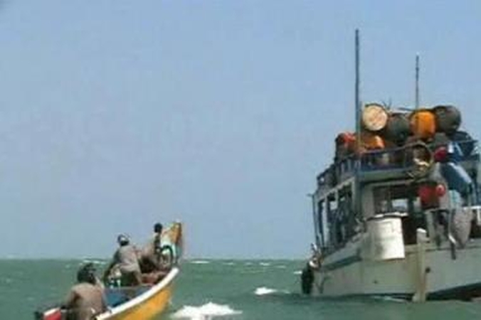 Piratai: Jūrų piratai laivus užpuola greitaeigiais kateriais.