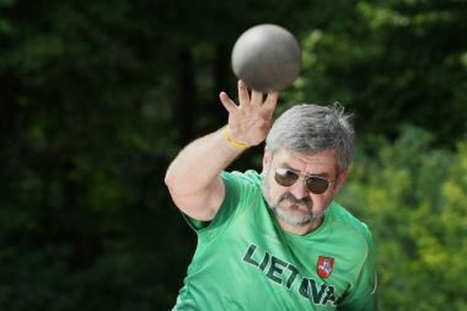 Pomėgiai: Futbolo federacijos viceprezidentas G.Babravičius krepšinio čempionatą stebėtų tik tuomet, jei bilietus kas nors padovanotų.