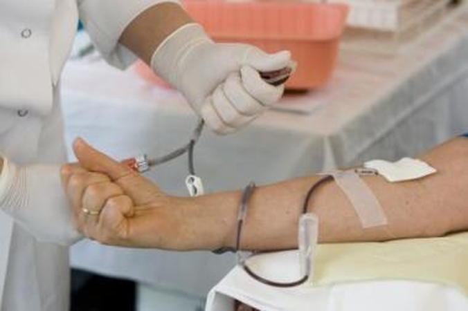 Dovana: studentui ir neatlygintinų donorų akcijų organizatoriui Aurimui Mikniui už 15 kartą dovanotą kraują įteiktas dviratis.