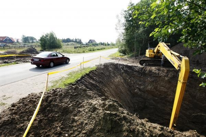 Grėsmė: gili, stačiais krantais duobė užtverta tik juosta.