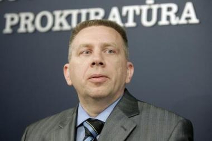 Virš D.Valio galvos pakibo kardas