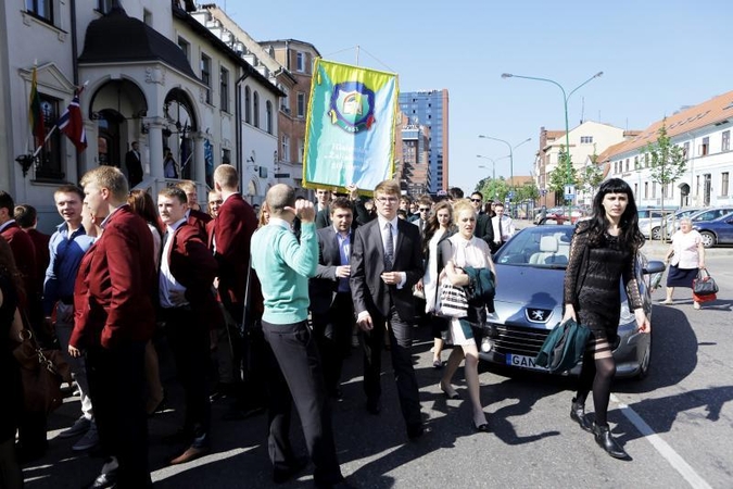 Atklaklumas: į darbą automobiliu - per moksleivių eiseną (foto)