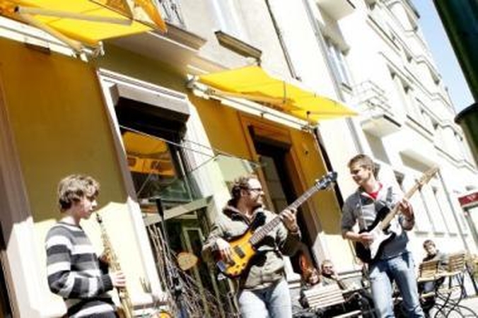 Muzikaliai: visos linksmybės „Spaudos klube“ nesutilpo – šurmulio būta ir gatvėje.