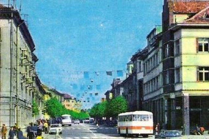 Sovietmečiu: šioje Herkaus Manto gatvės vietoje vadinamosios 16-osios divizijos atstovės mėgdavo užkalbinti po miestą žioplinėjančius užsieniečius. Jei šie "pasirašydavo", juos...