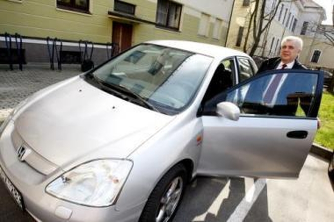Meras sėdo į kitą automobilį