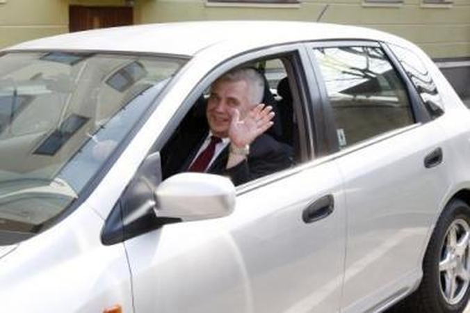 Sprendimas: nenorėdamas susilaukti priekaištų R.Taraškevičius kelionėms į Vilnių pasiryžęs rinktis traukinį, o ne automobilį.