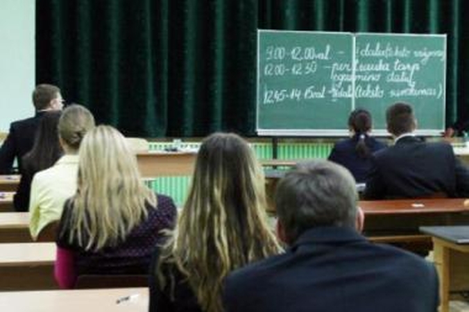 Krūvis: be natūralios baimės dėl egzamino, šiemet abiturientus slegia ir nerimas, ar pavyks patekti į valstybės finansuojamas studijų vietas.