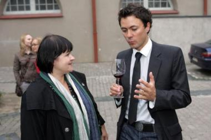 Pasveikino: režisierė Dalia Ibelhauptaitė A.Akcijonaičiui ir visai "La Boheme" komandai padovanojo miuziklo "Svynis Todas – demonas kirpėjas" afišą.