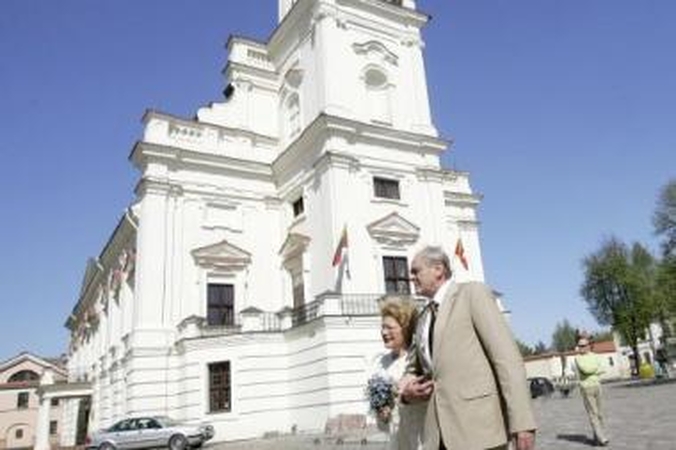 Sukaktis: prieš daugiau nei 30 metų Kauno rotušę restauravęs R.A.Šermukšnis, šį kartą į ją sugrįžo su žmona paminėti savo auksinių vestuvių jubiliejaus.