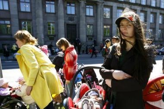 Protestai: Latvijos valdžios sprendimus lydi latvių nepasitenkinimas – neseniai mamos protestavo prieš vyriausybės planus mažinti išmokas vaikus auginančioms šeimos.