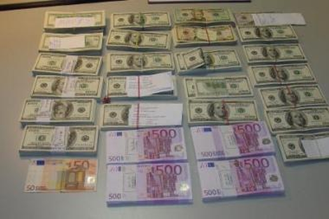 Finalas: FNTT pareigūnai klaipėdiečio mašinoje surado įspūdingą eurų ir dolerių sumą.