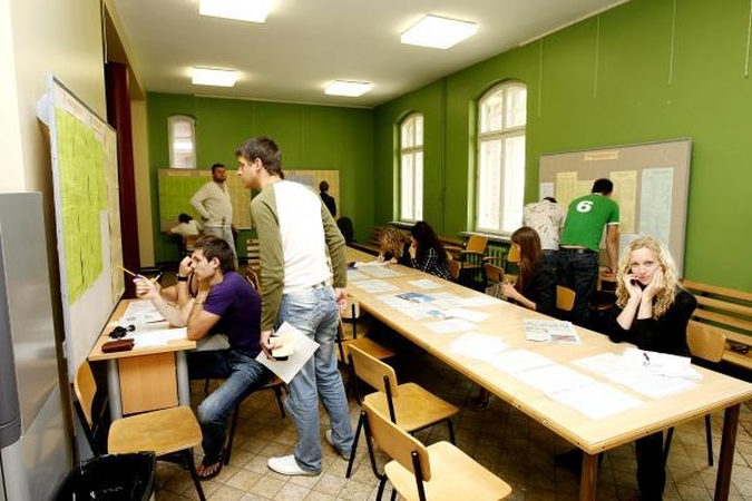 Nežinia: Klaipėdos universiteto Priėmimo komisijoje kasdien apsilanko vis daugiau norinčių studijuoti abiturientų, tačiau nė vienas iš jų nėra įsitikinęs, ar pavyks išvengti...