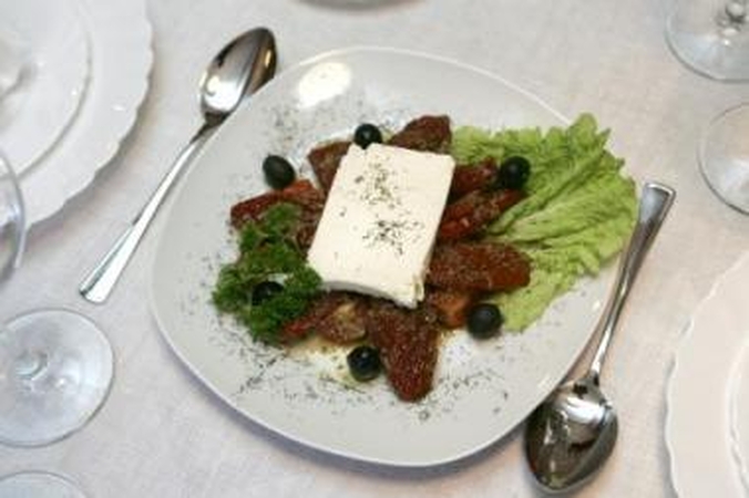 Pikantiškos pomidorų salotos su feta sūriu
