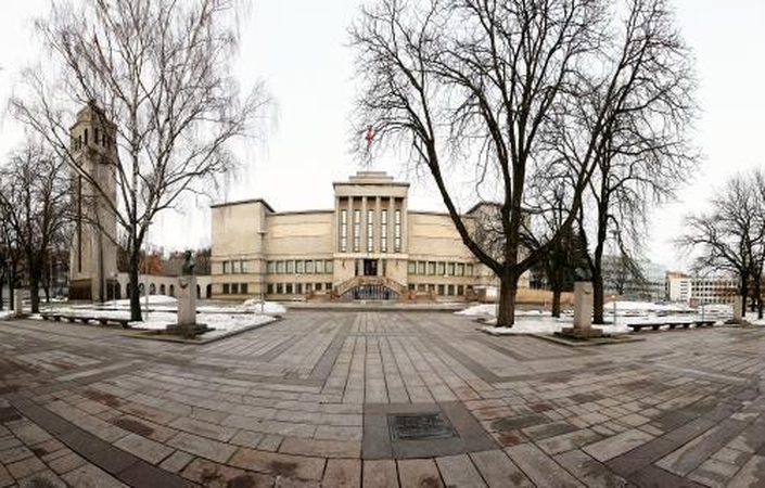 Nepaisant protestų, Karo muziejaus direktorius lieka poste