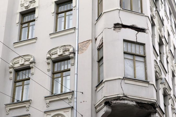 Griūvantis namas gąsdina žmones, valdininkai bėdos nemato
