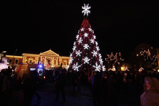 Teatrą apšvies ypatingi                šviestuvai