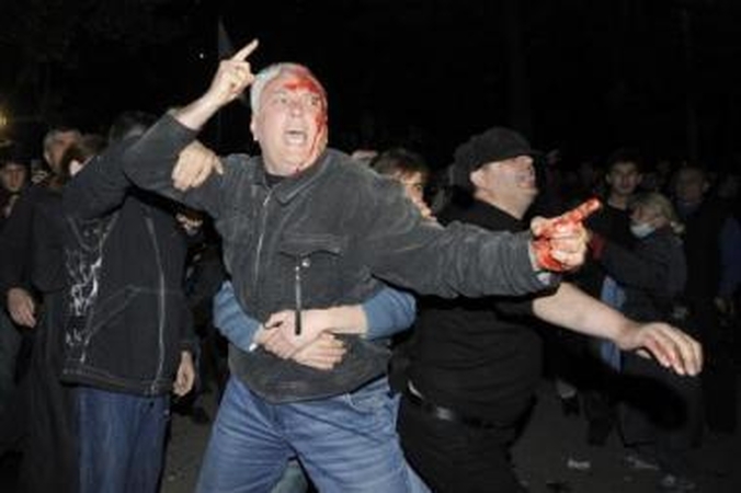 Riaušės: per naktinius opozicijos ir policijos susirėmimus Gruzijos sostinėje buvo sužeista daugiau kaip 30 žmonių.