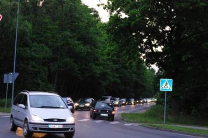 Preliudija: spūstyse tenka prakaitą lieti ir į Girulius automobiliais skubantiems poilsiautojams.