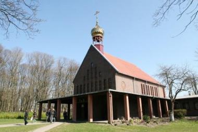 Puošmena: pavasario saulės nušviestas cerkvės kupolas traukia akį.