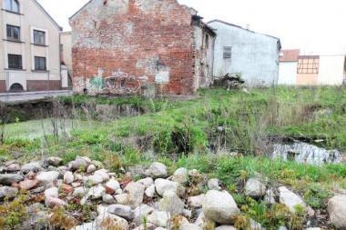 Realybė: kol sklypas Skerdėjų g. 2 keliauja iš rankų į rankas, miestiečiams bei turistams tenka "gėrėtis" tokiais senamiestį darkančiais vaizdais.
