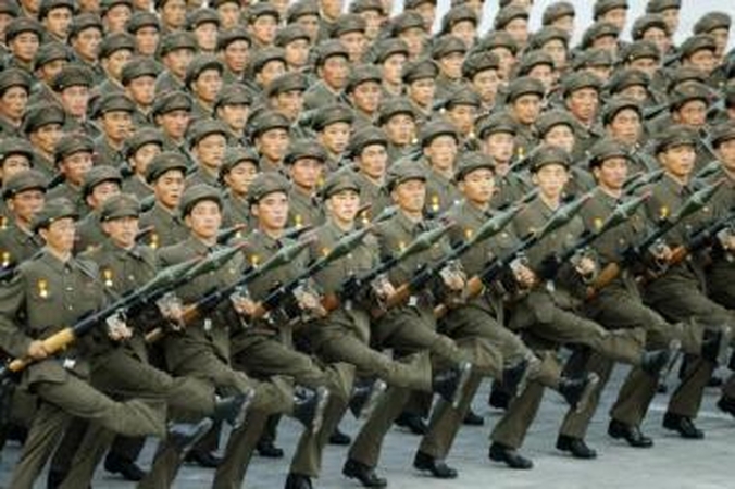 Politika: Šiaurės Korėjos armija toliau demonstruoja savo galią.