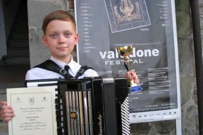 Pergalė: V.Dobrovolskis – su apdovanojimais po laureatų koncerto.
