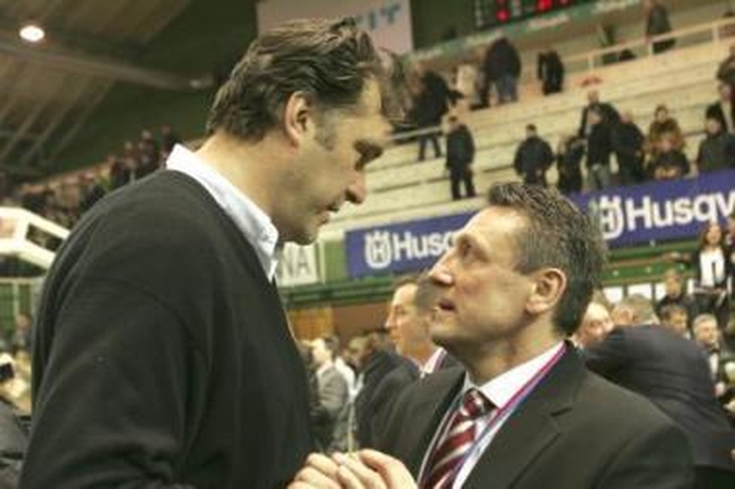 Žalgiriečiai: V.Chomičių (dešinėje), iškovojus VTB lygos vicečempiono titulą, pasveikino buvęs bendražygis A.Sabonis.