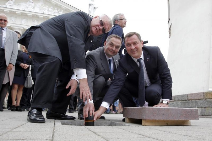 Baltijos keliui atminti sostinių vadovai įmontavo plytelę