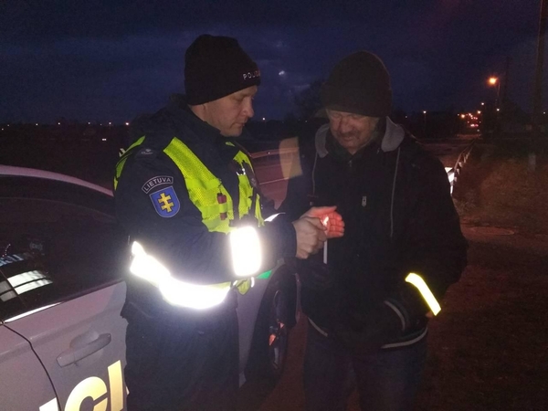Policija imasi netradicinių priemonių – pažeidėjams dalins žvakes
