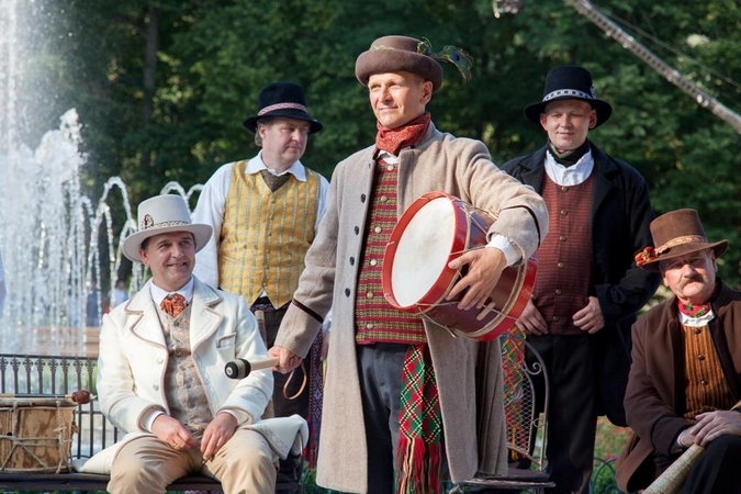 Tautinio kostiumo konkurso finalininkai susigrums Dubingių piliavietėje
