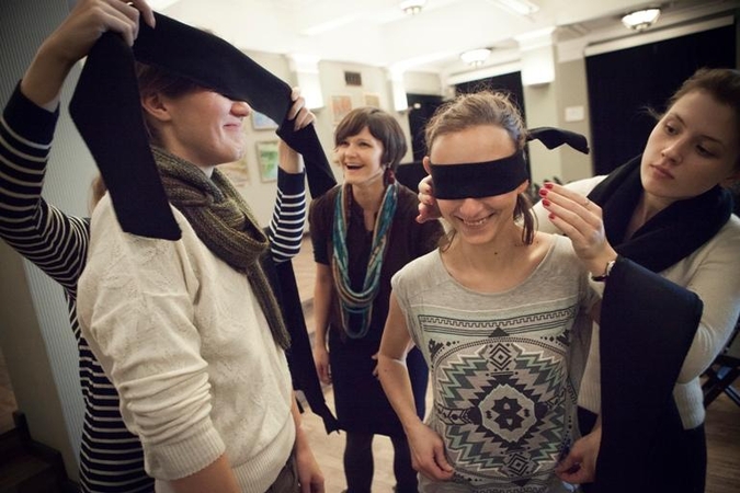 Į teatrą – užrištomis akimis