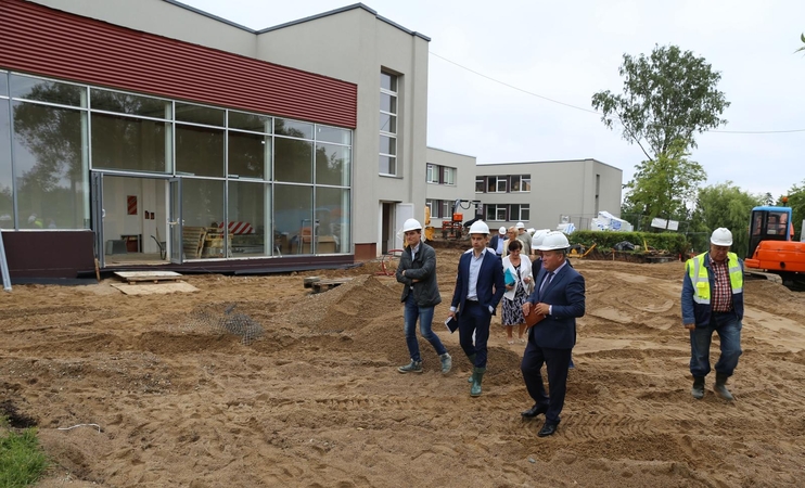 Domeikavoje rekonstruojamas ne tik gimnazijos pastatas, bet ir stadionas.
