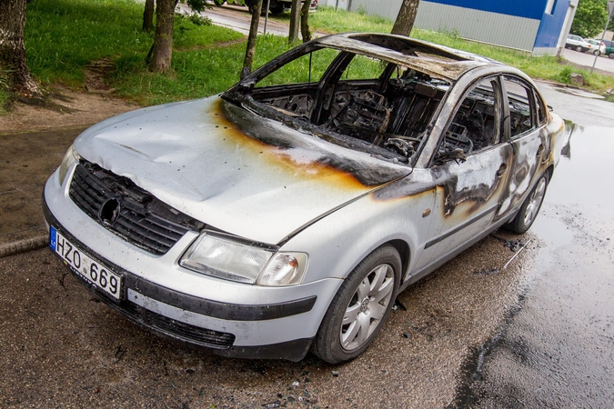 Kaune vėl liepsnojo automobilis