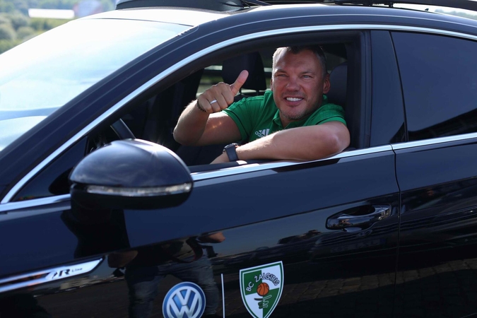 Žalgiriečiams įteikti „Volkswagen“ automobilių rakteliai
